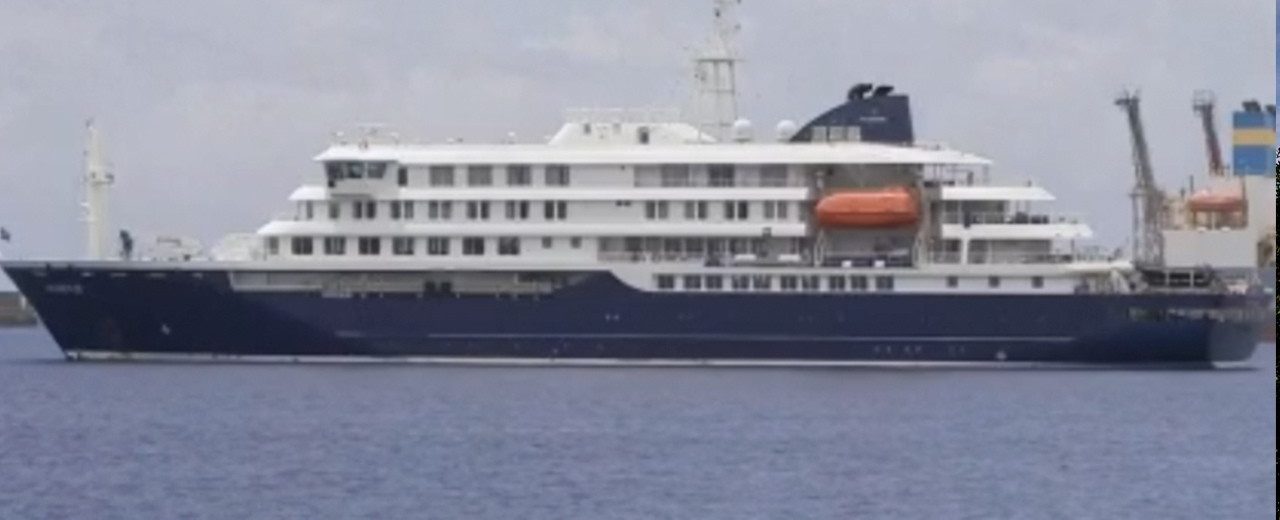 Passengers evacuate Hantavirus-hit cruise ship