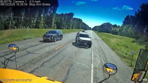 Bus driver makes quick save after Jeep swerved in front of the bus